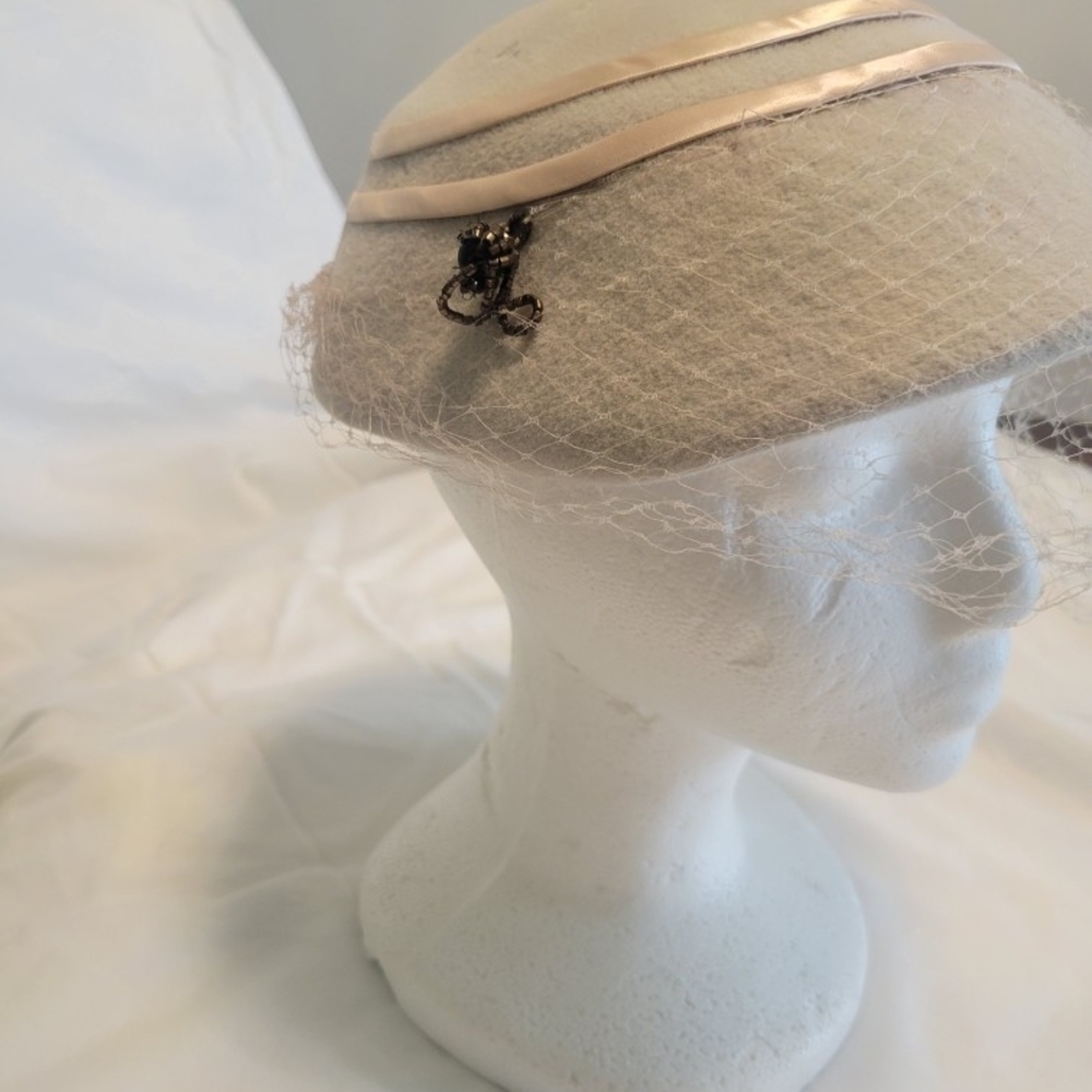 Elegant Cream Hat with Veil